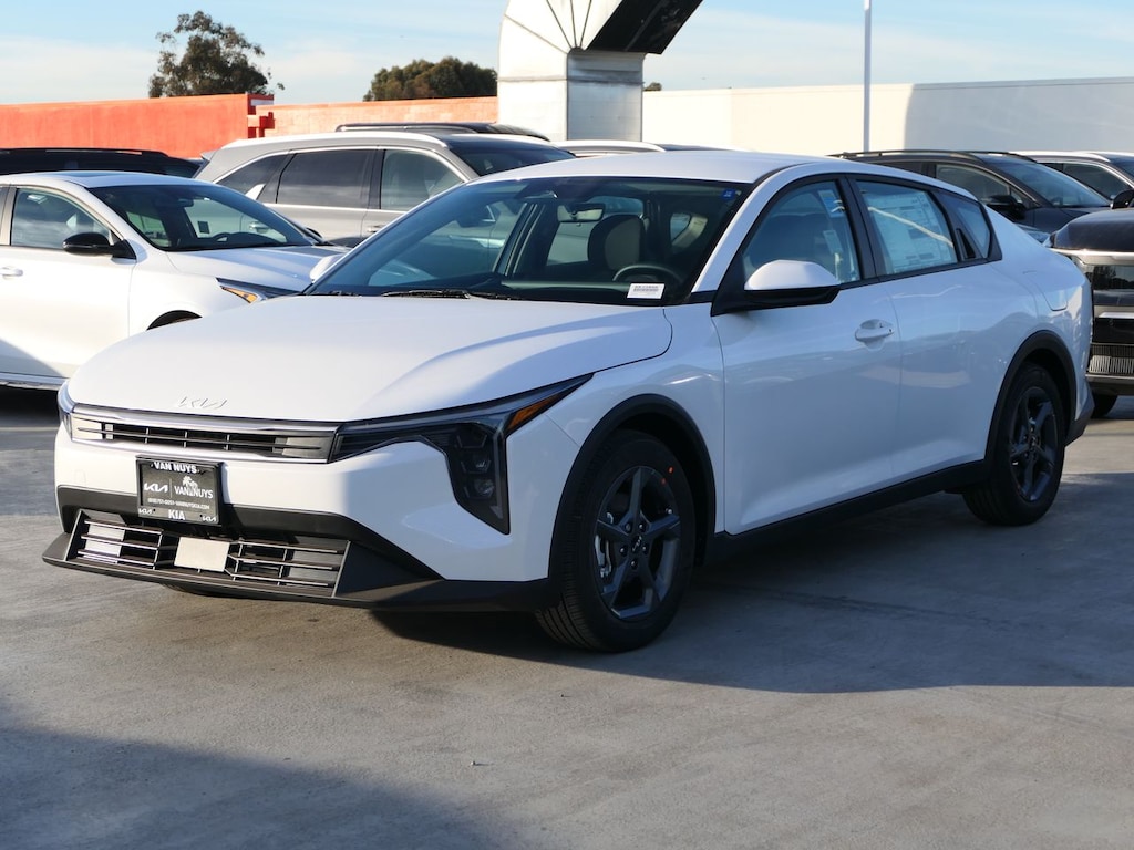 New 2025 Kia K4 LXS Sedan