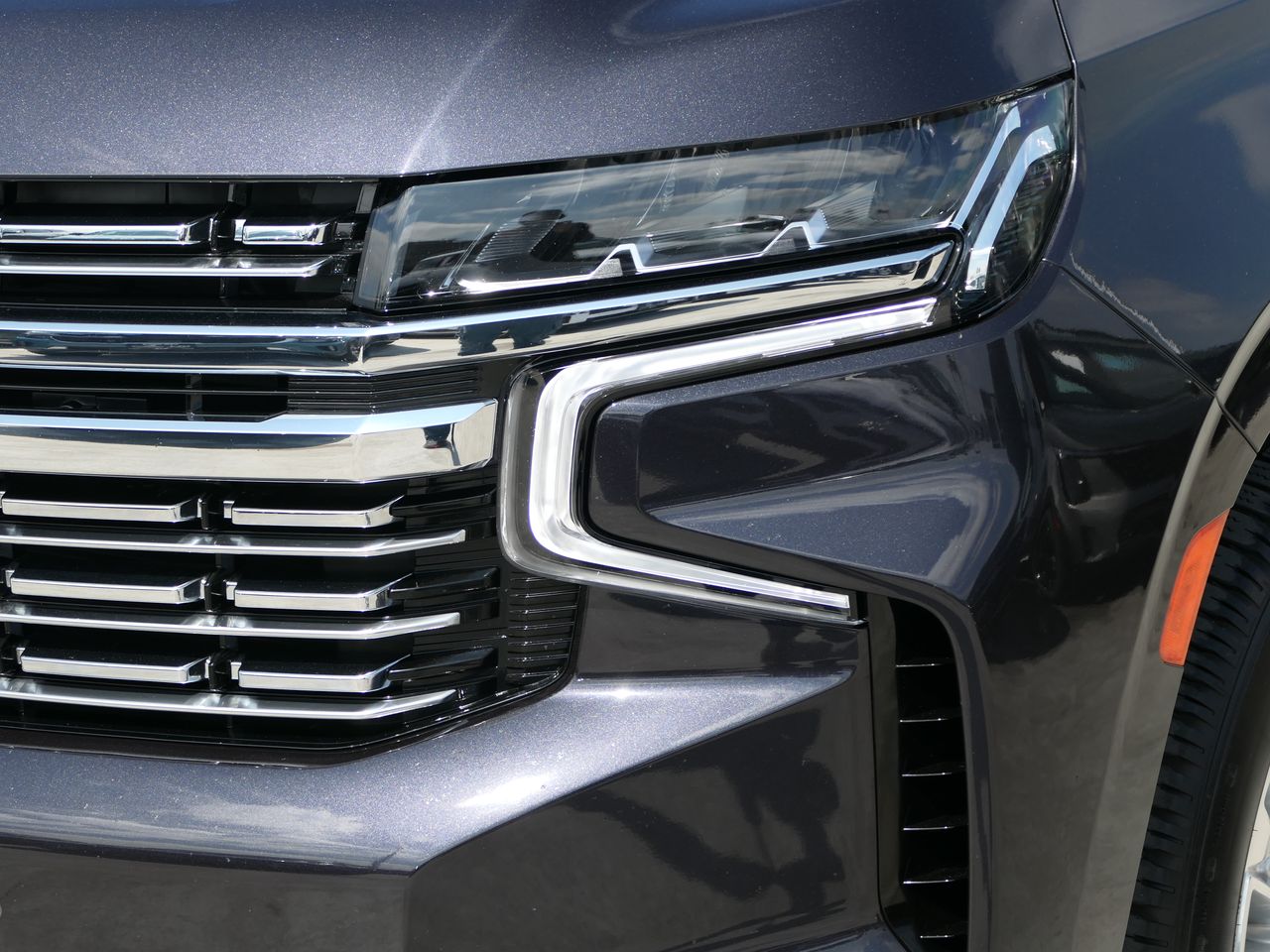 2024 Chevrolet Suburban Premier photo 3