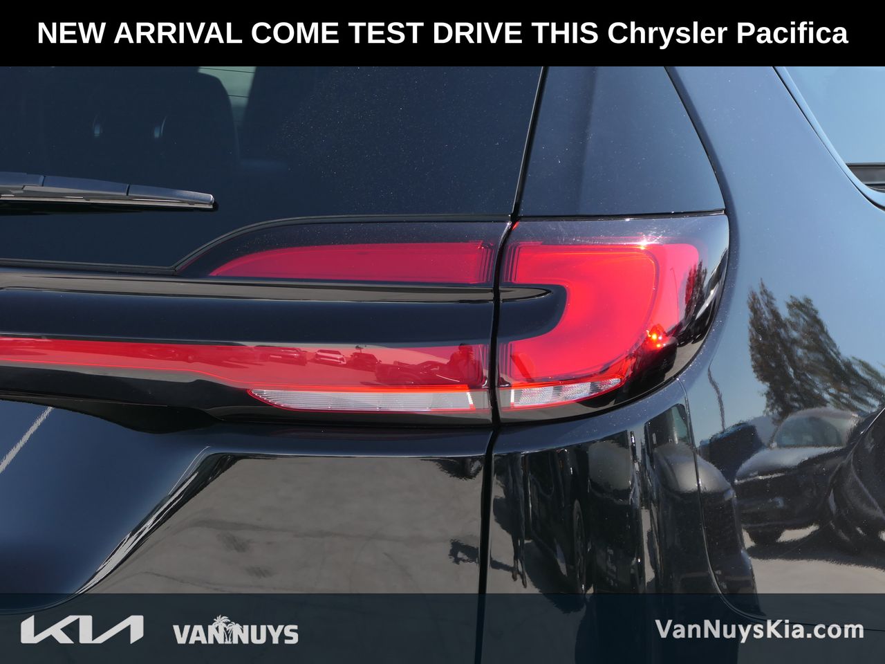 2025 Chrysler Pacifica Limited photo 2