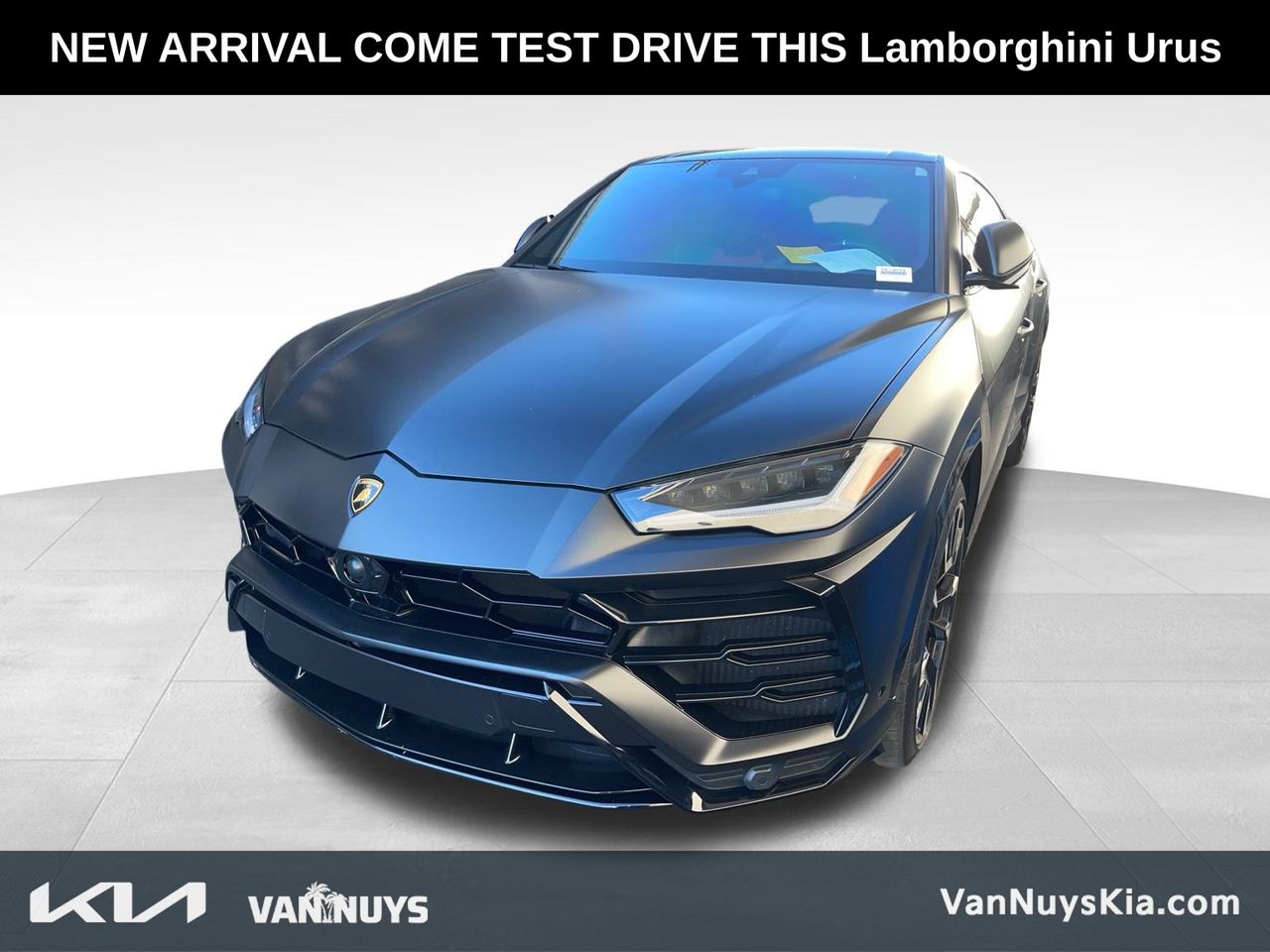 2020 Lamborghini Urus Base photo 2