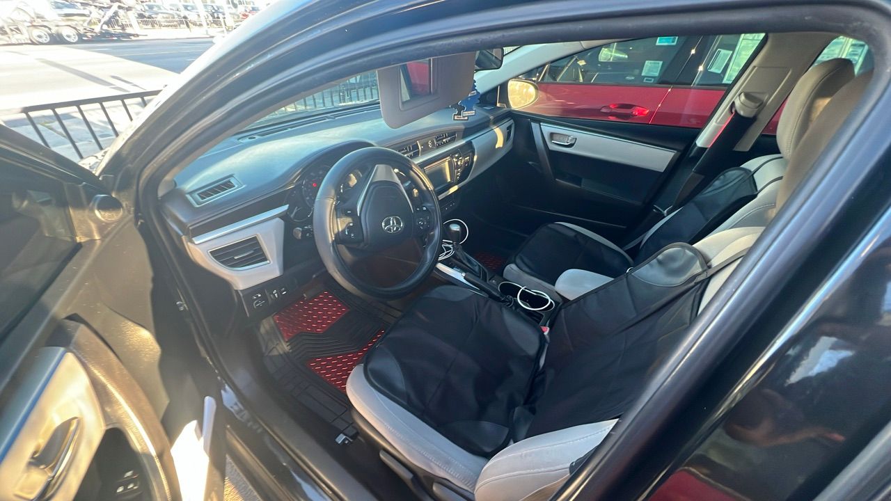 2016 Toyota Corolla LE photo 3