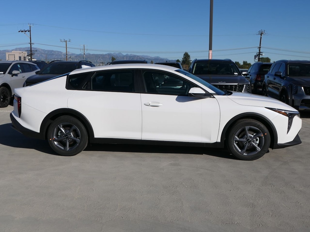 New 2025 Kia K4 LXS Sedan