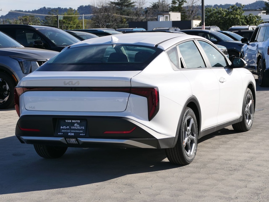 New 2025 Kia K4 LXS Sedan