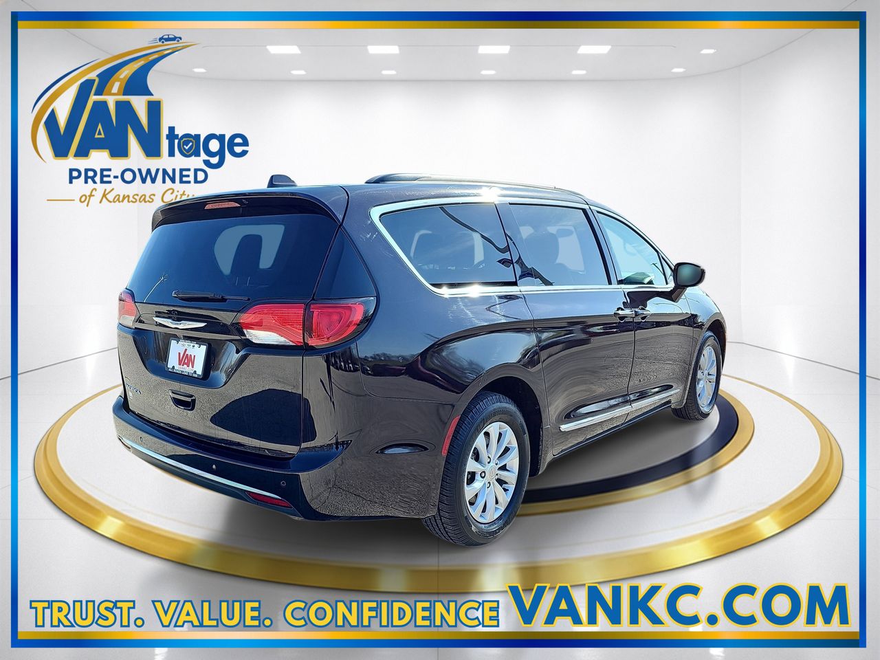 Used 2017 Dark Cordovan Pearlcoat Chrysler Touring L image 6