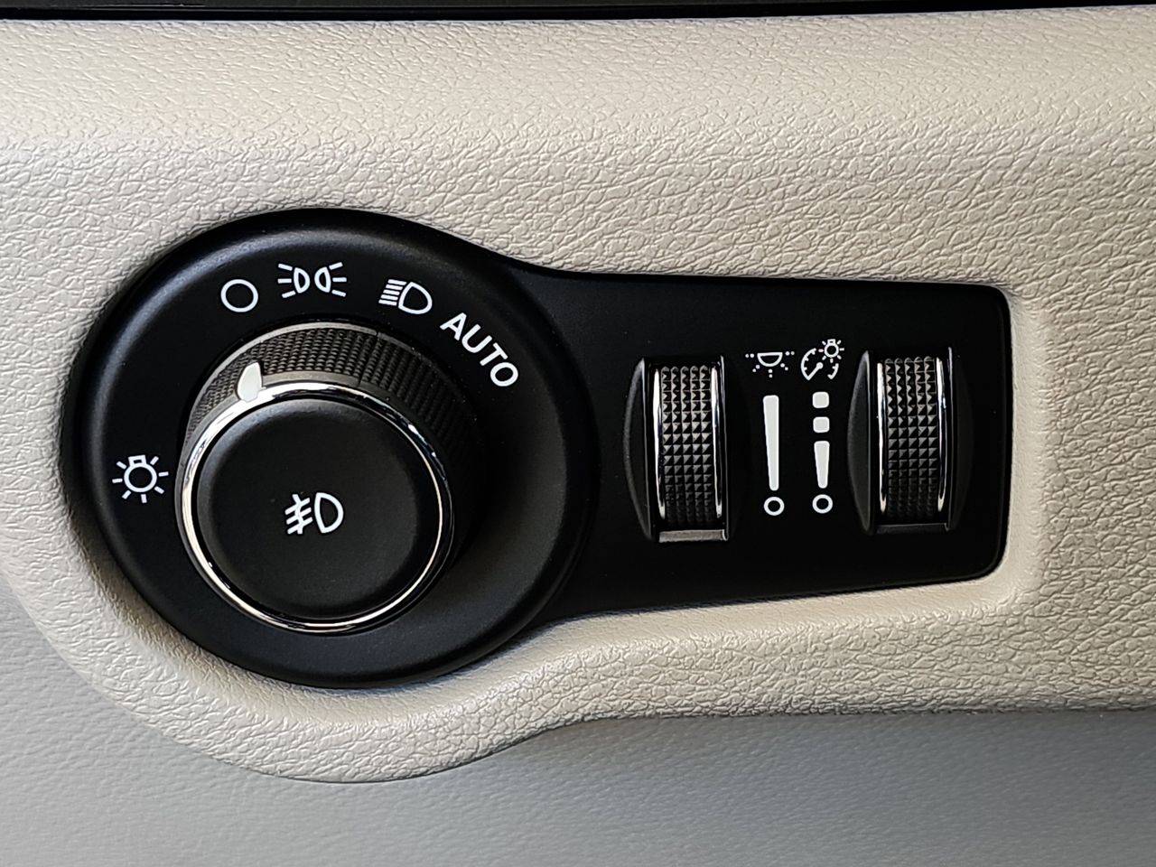 Used 2017 Dark Cordovan Pearlcoat Chrysler Touring L image 31