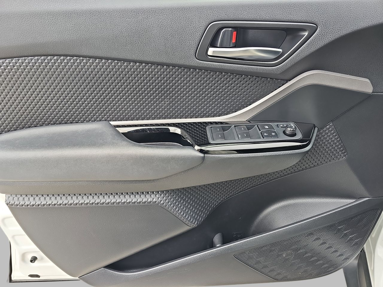 Used 2021 Blizzard Pearl w Black Roof Toyota Nightshade image 31