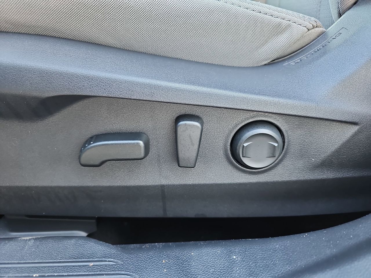 Used 2025 Crystal White Pearl Subaru Premium image 32