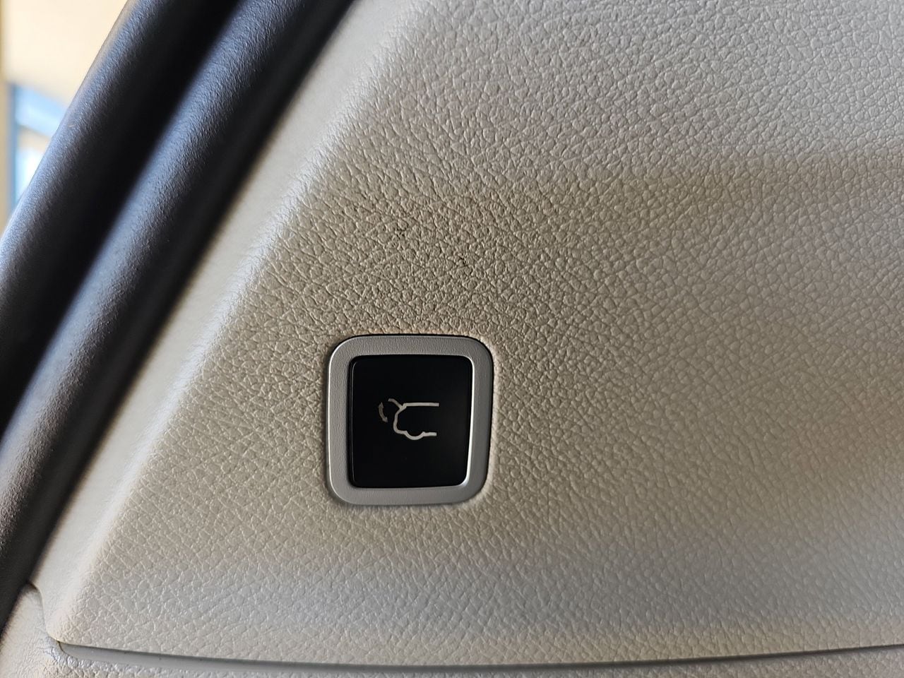 Used 2017 Dark Cordovan Pearlcoat Chrysler Touring L image 16