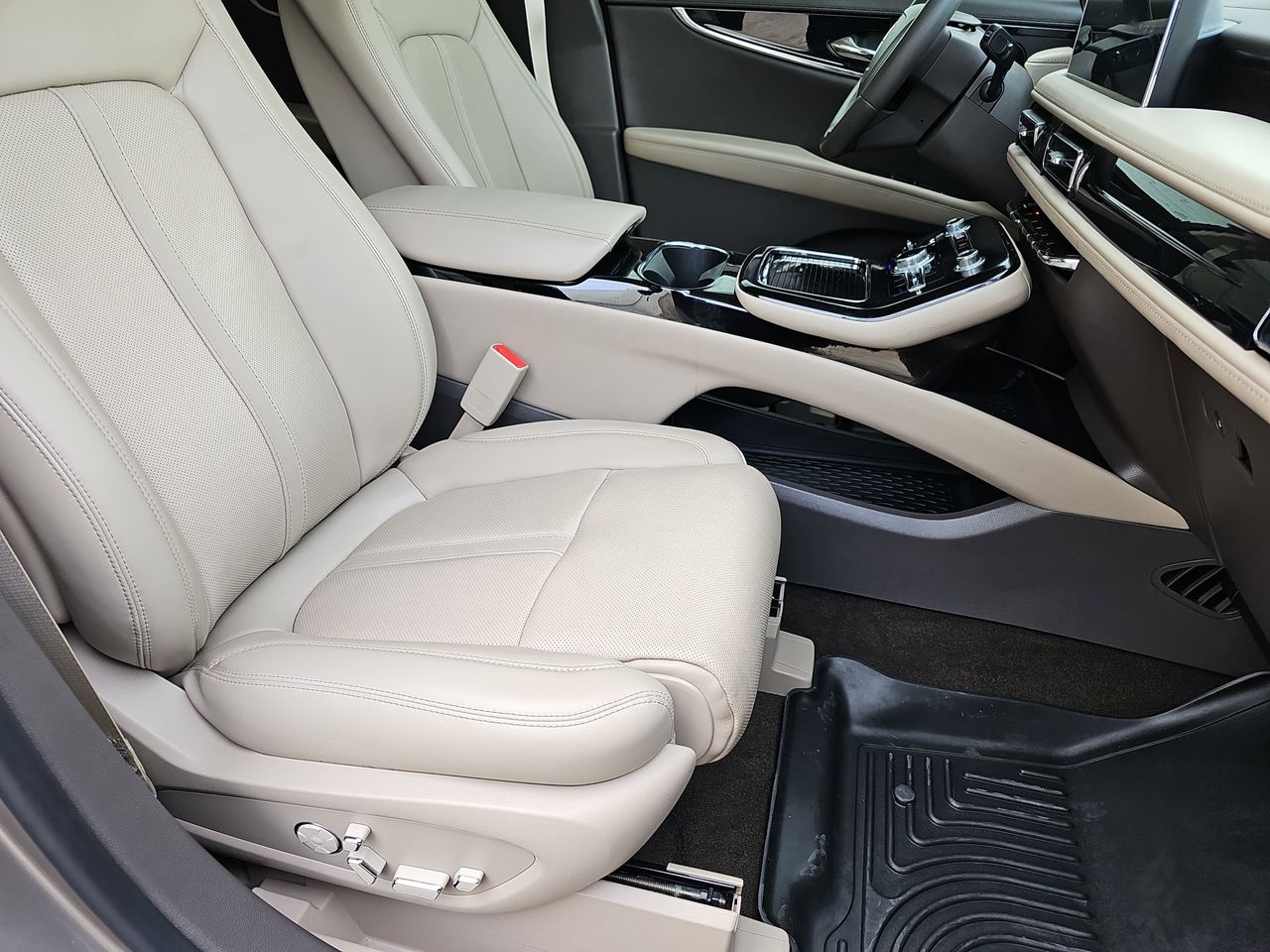 Used 2021 Mocha Lincoln Reserve image 13