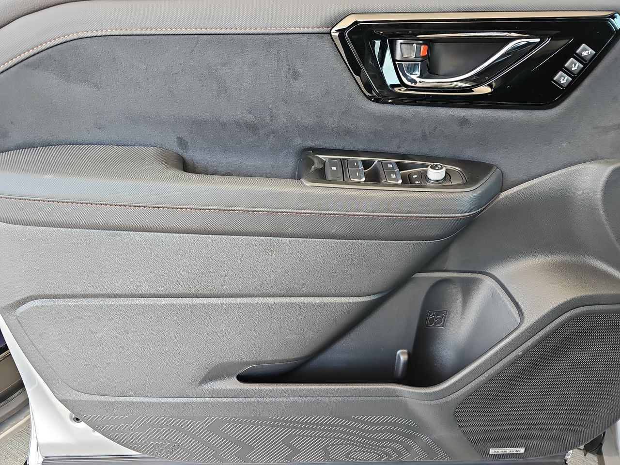 New 2026 Ice Silver/Crystal Black Silica Subaru Touring Hybrid image 28