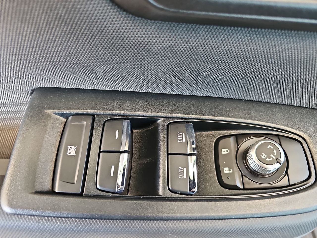 Used 2025 River Rock Pearl Subaru Premium image 32