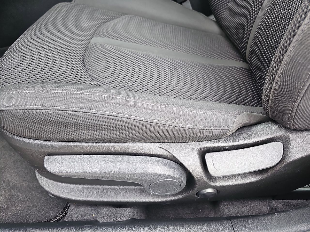 Used 2019 Snow White Pearl Kia LX image 32