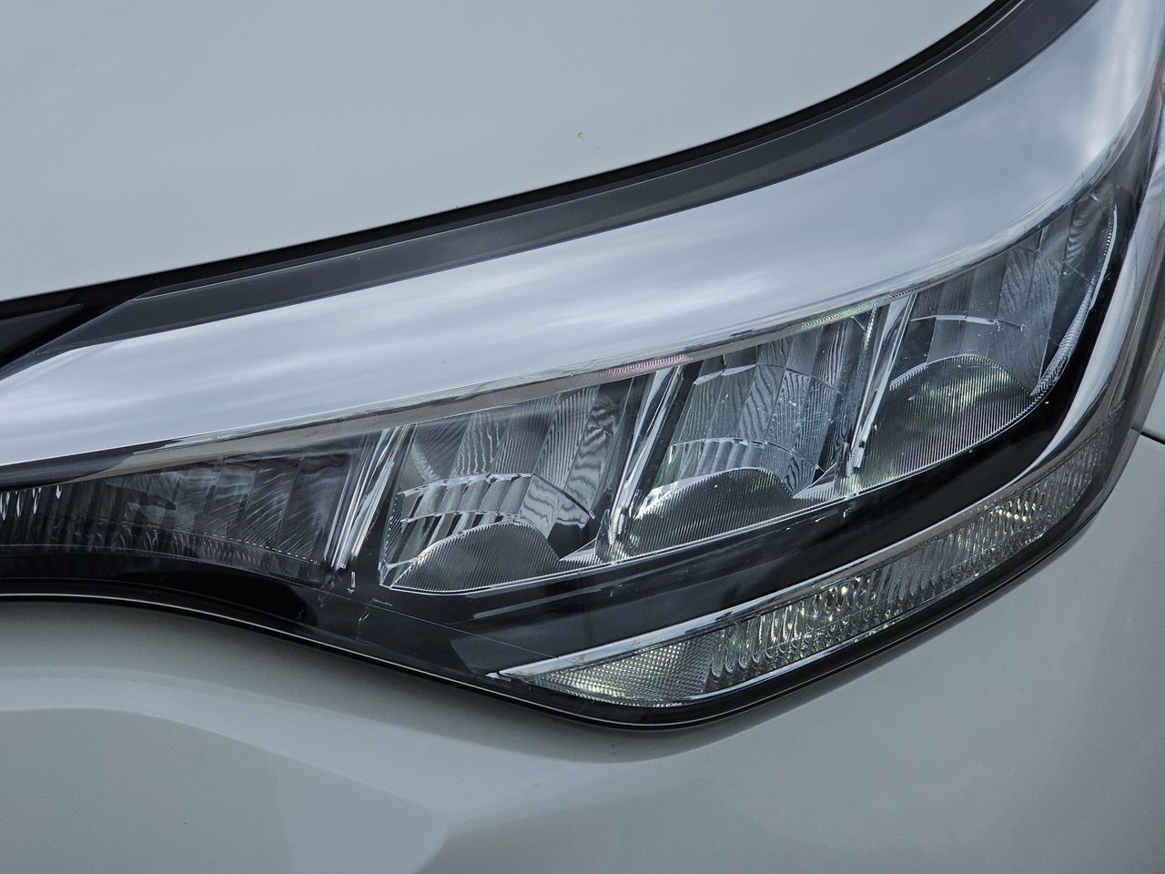 Used 2021 Blizzard Pearl w Black Roof Toyota Nightshade image 35