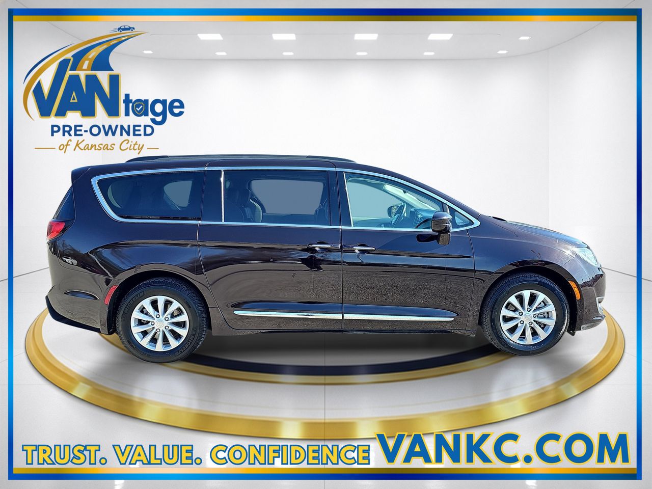 Used 2017 Dark Cordovan Pearlcoat Chrysler Touring L image 5