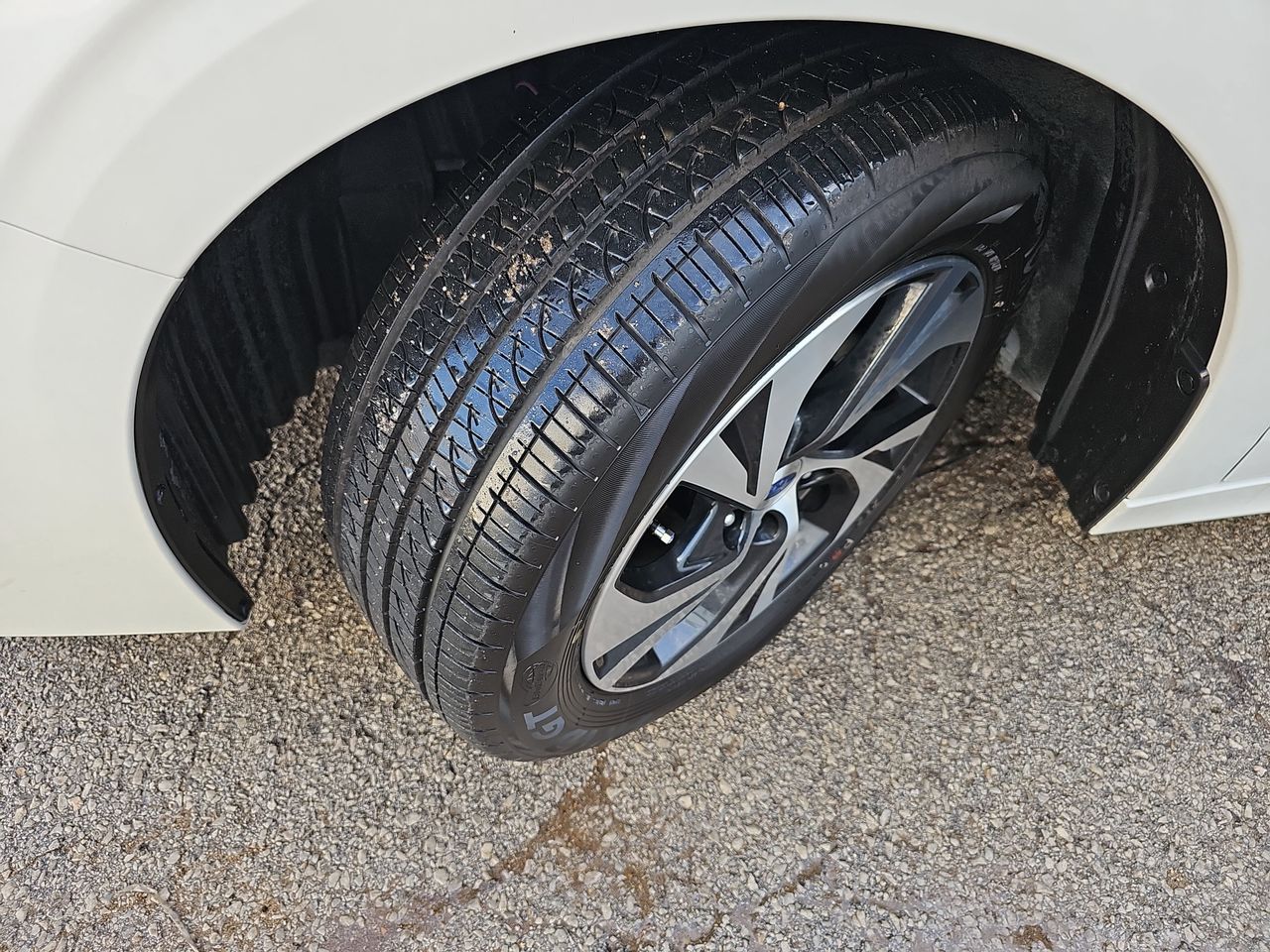 Used 2025 Crystal White Pearl Subaru Premium image 35