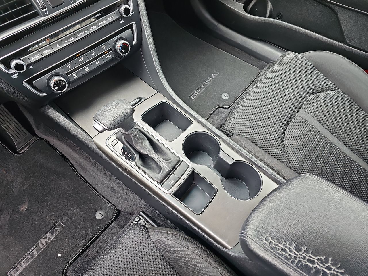 Used 2019 Snow White Pearl Kia LX image 29