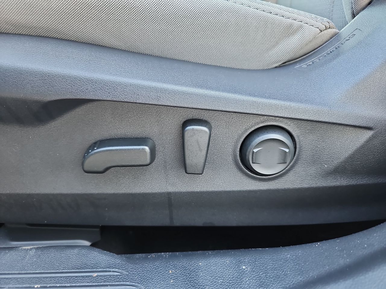 Used 2025 Crystal White Pearl Subaru Premium image 32