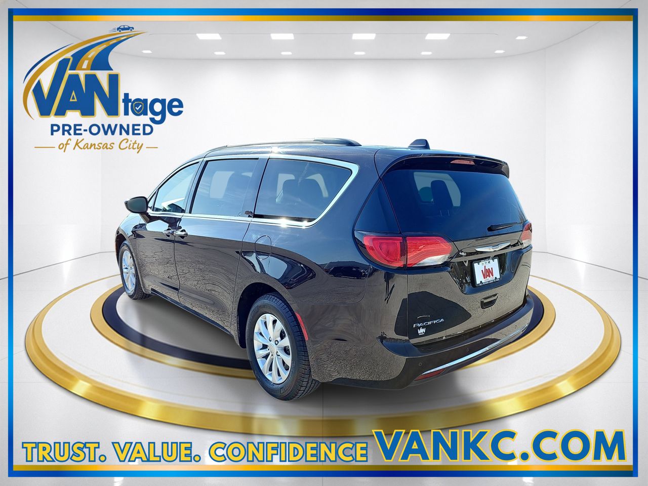 Used 2017 Dark Cordovan Pearlcoat Chrysler Touring L image 9