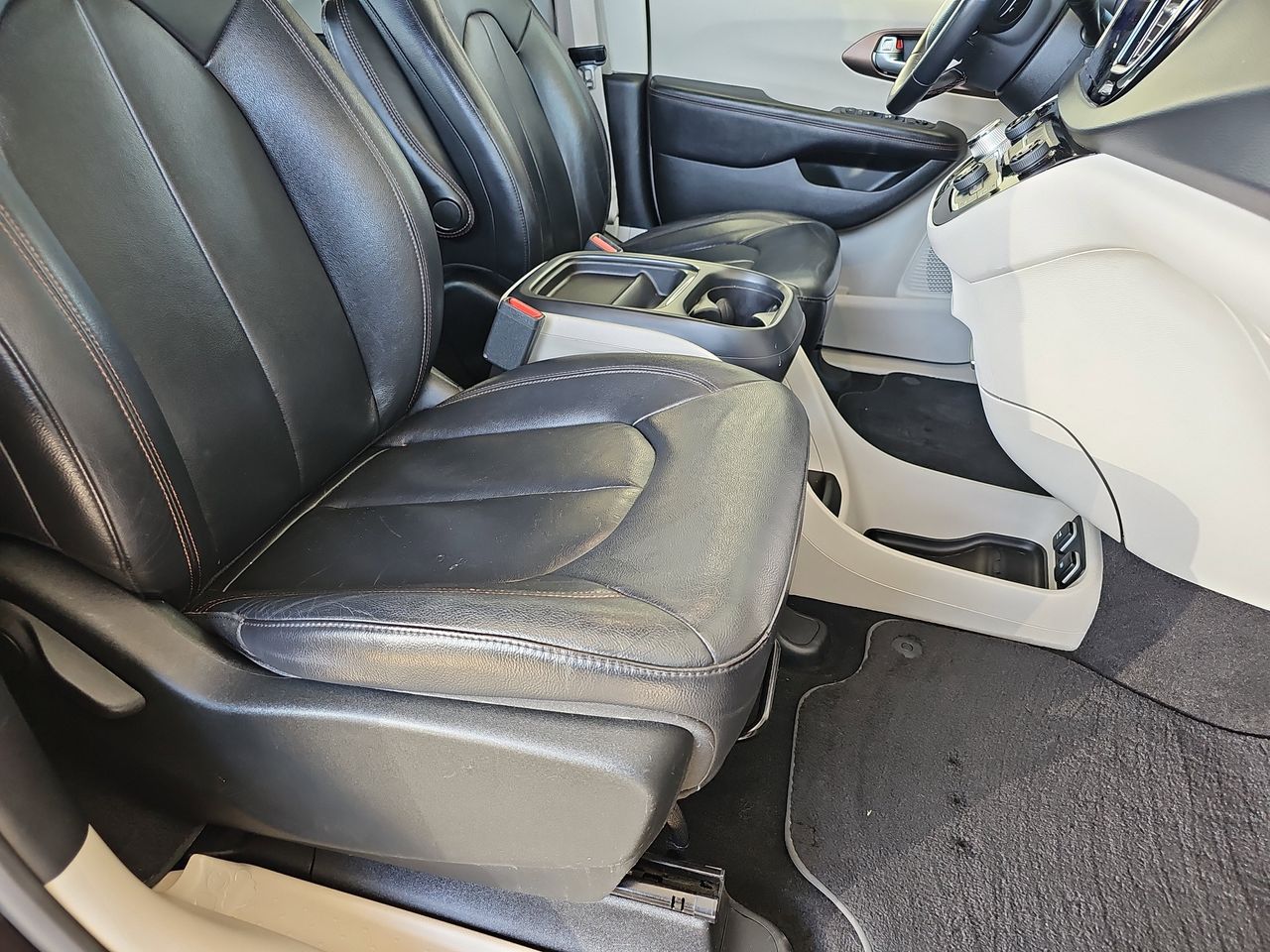 Used 2017 Dark Cordovan Pearlcoat Chrysler Touring L image 13