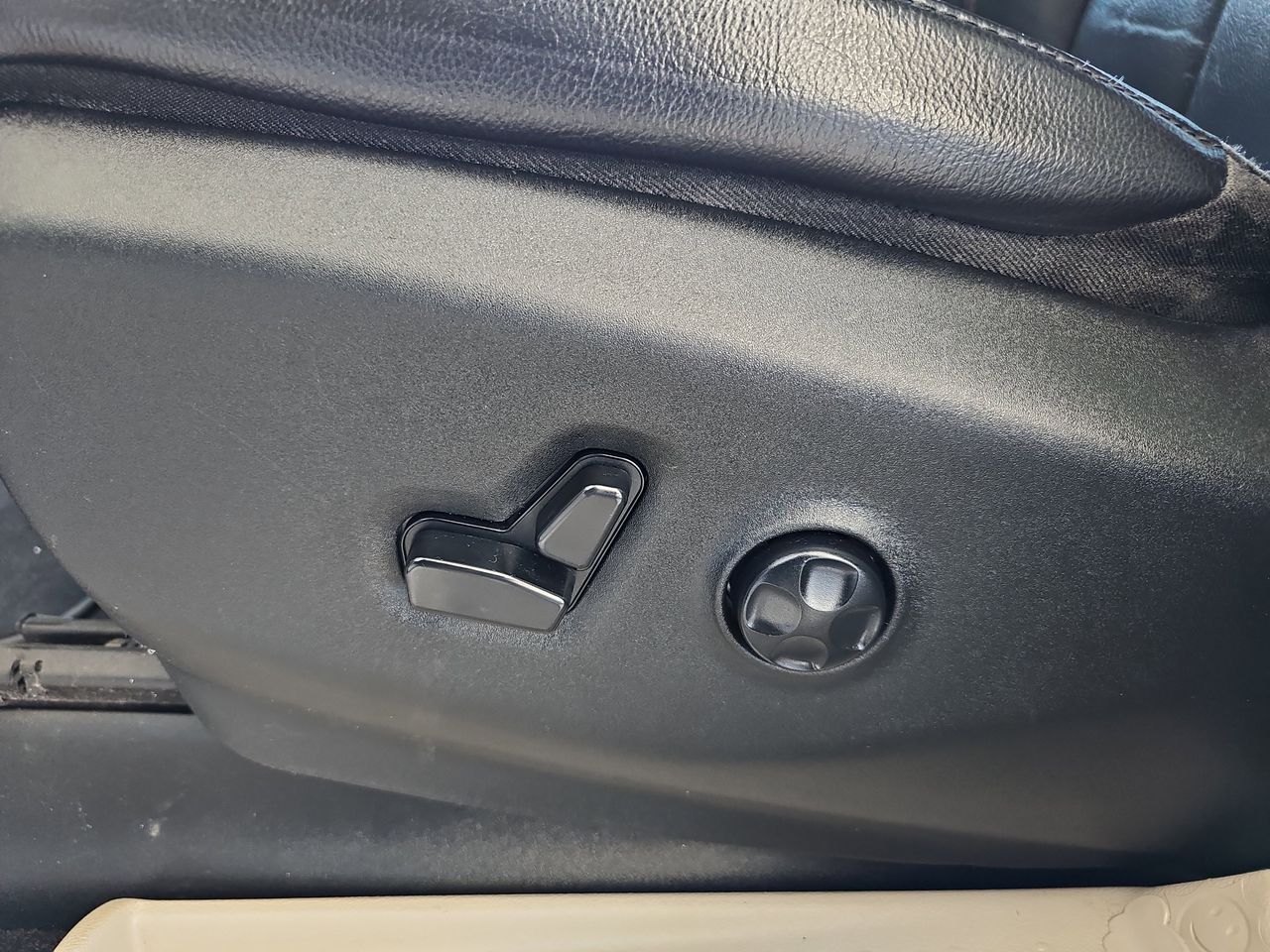 Used 2017 Dark Cordovan Pearlcoat Chrysler Touring L image 35