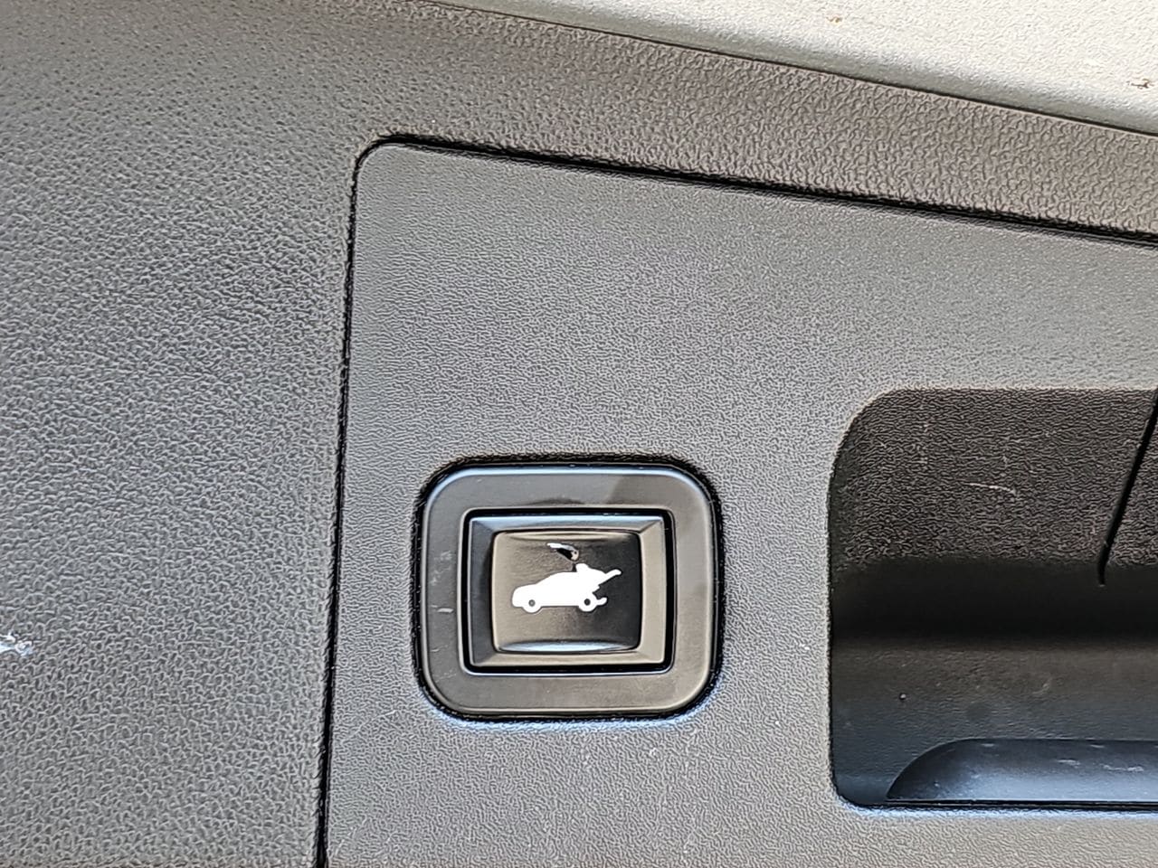 Used 2017 Radiant Silver Metallic Cadillac Base image 13