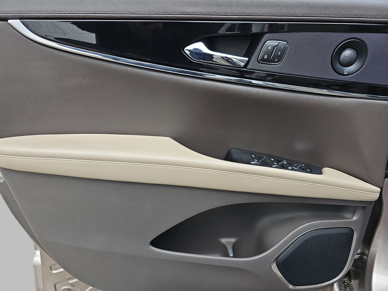 Used 2021 Mocha Lincoln Reserve image 32