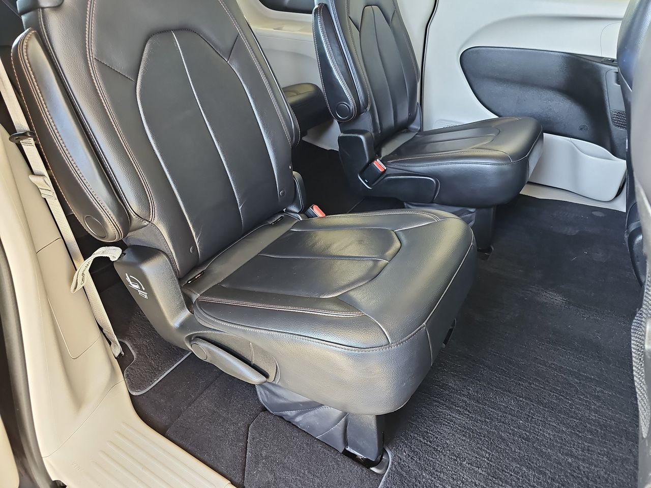 Used 2017 Dark Cordovan Pearlcoat Chrysler Touring L image 18