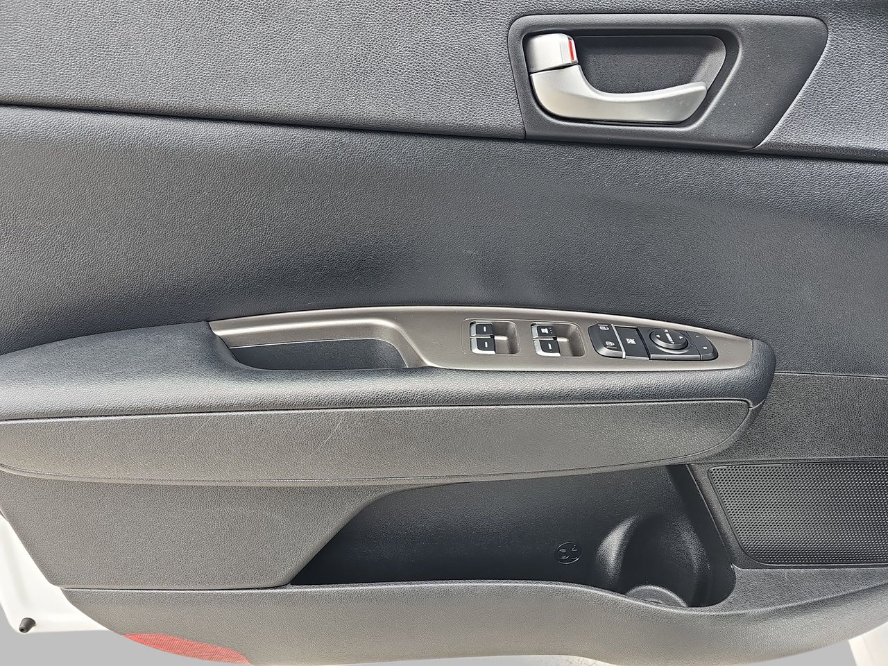 Used 2019 Snow White Pearl Kia LX image 31