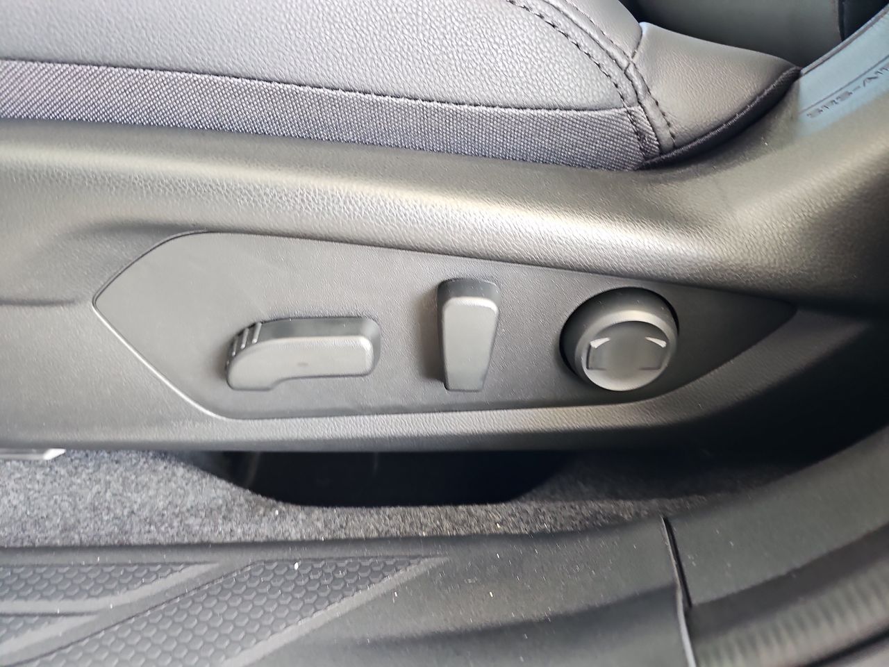 New 2026 Ice Silver Subaru Premium image 32