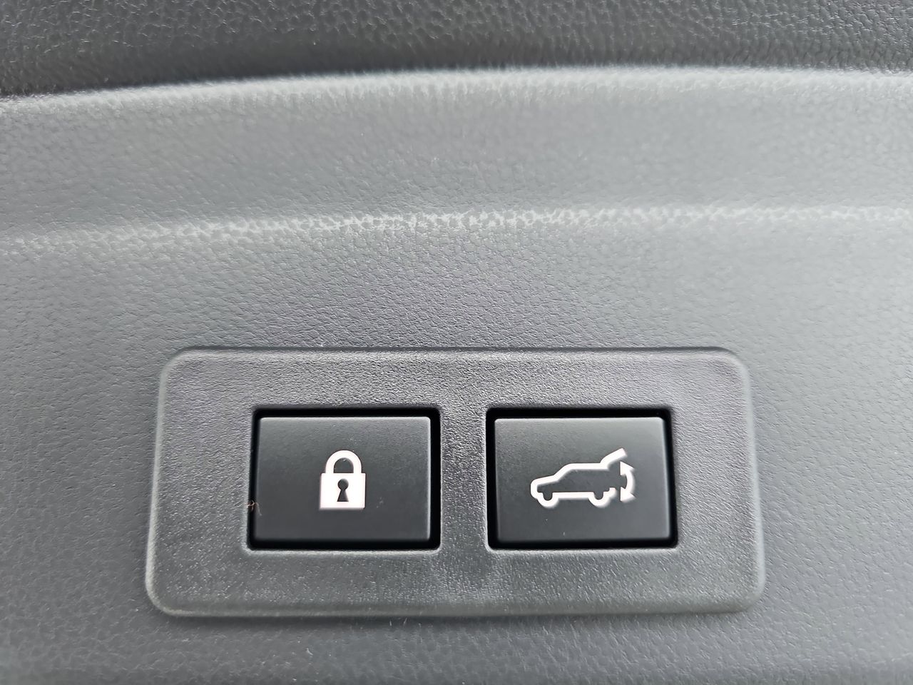 New 2026 Crystal White Pearl Subaru Onyx Edition Touring 7-Passenger image 14