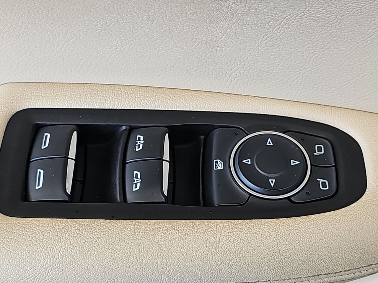Used 2017 Radiant Silver Metallic Cadillac Base image 27