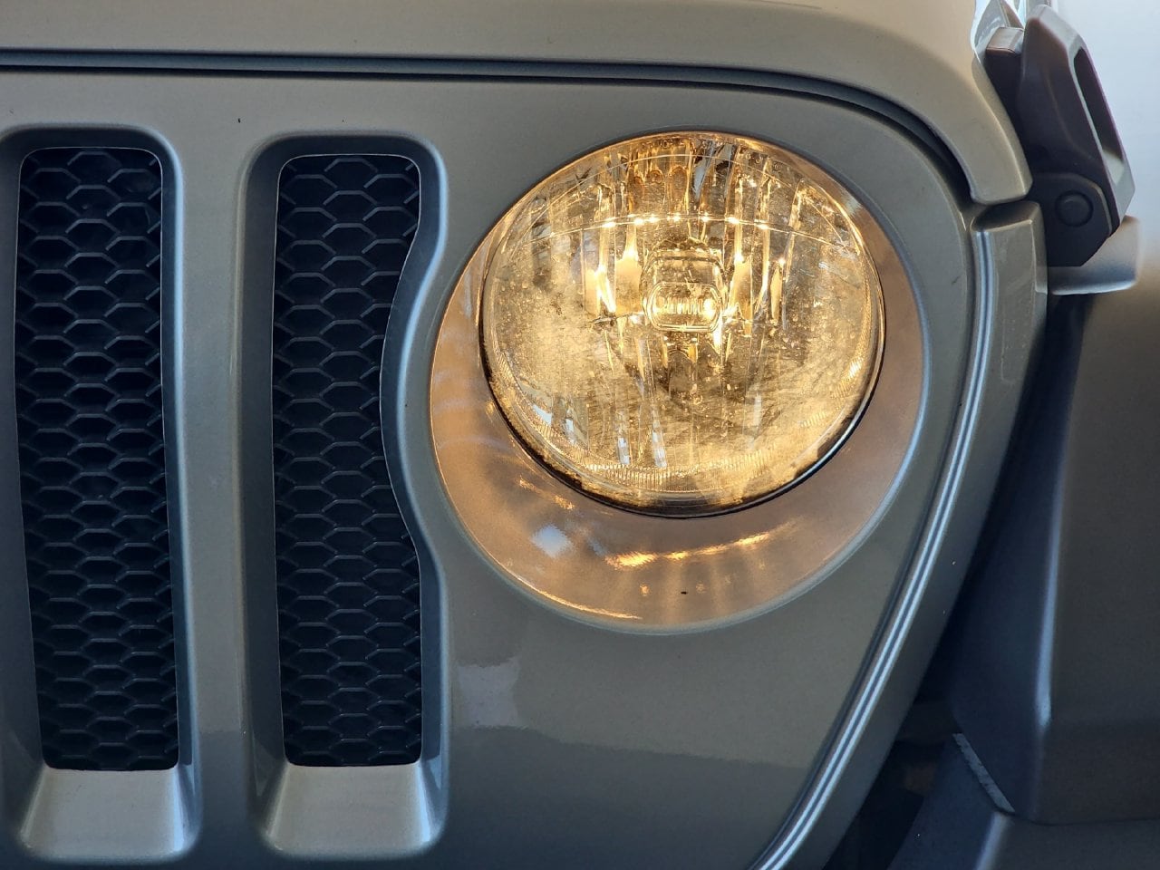 Used 2021 Billet Silver Metallic Clearcoat Jeep Unlimited Sport S image 33