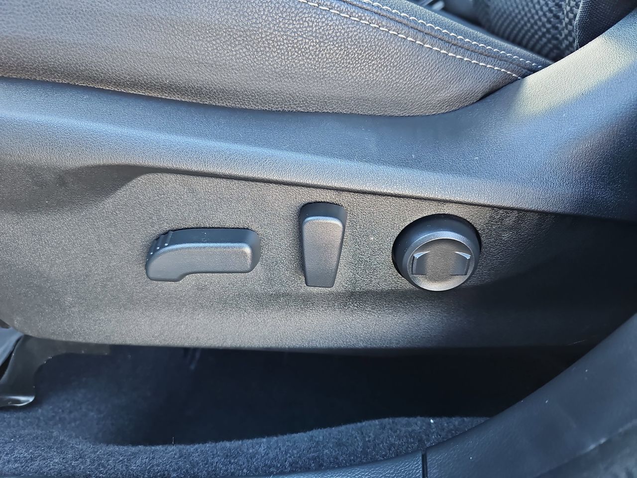 Certified Used 2023 Ice Silver Metallic Subaru Premium image 34