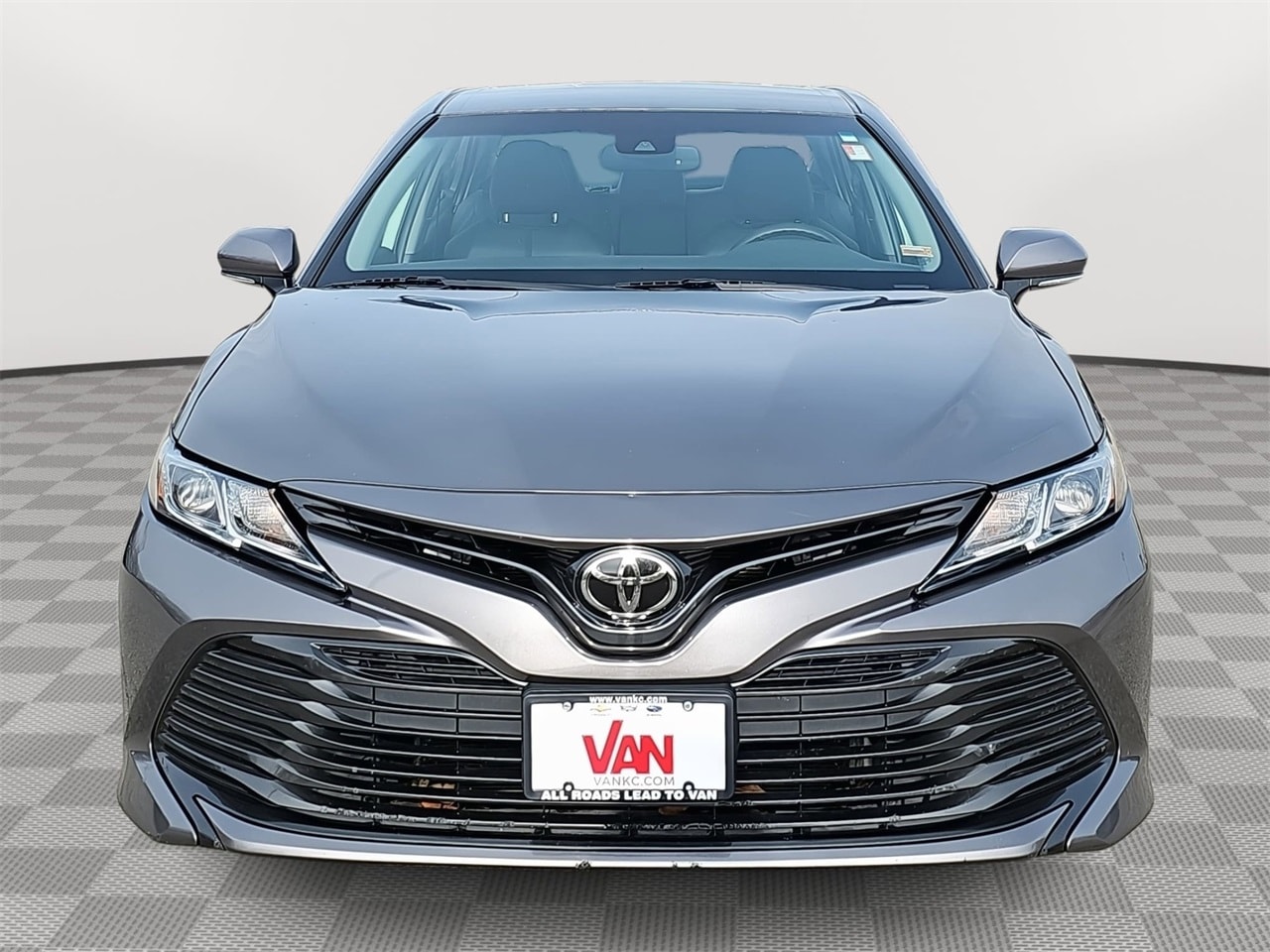 Used 2018 Toyota Camry LE with VIN 4T1B11HK1JU595786 for sale in Kansas City