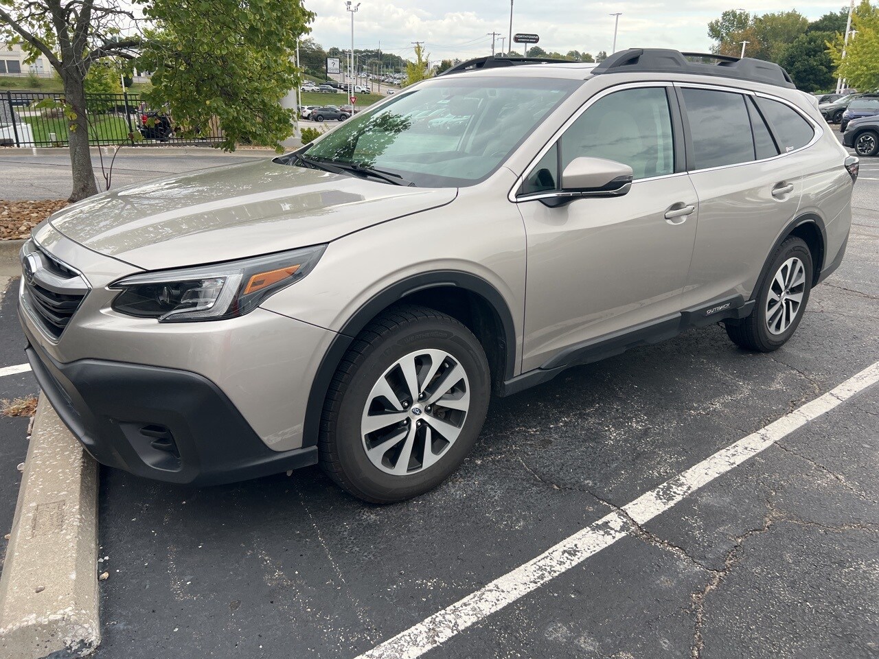 2020 Subaru Outback Premium photo 2