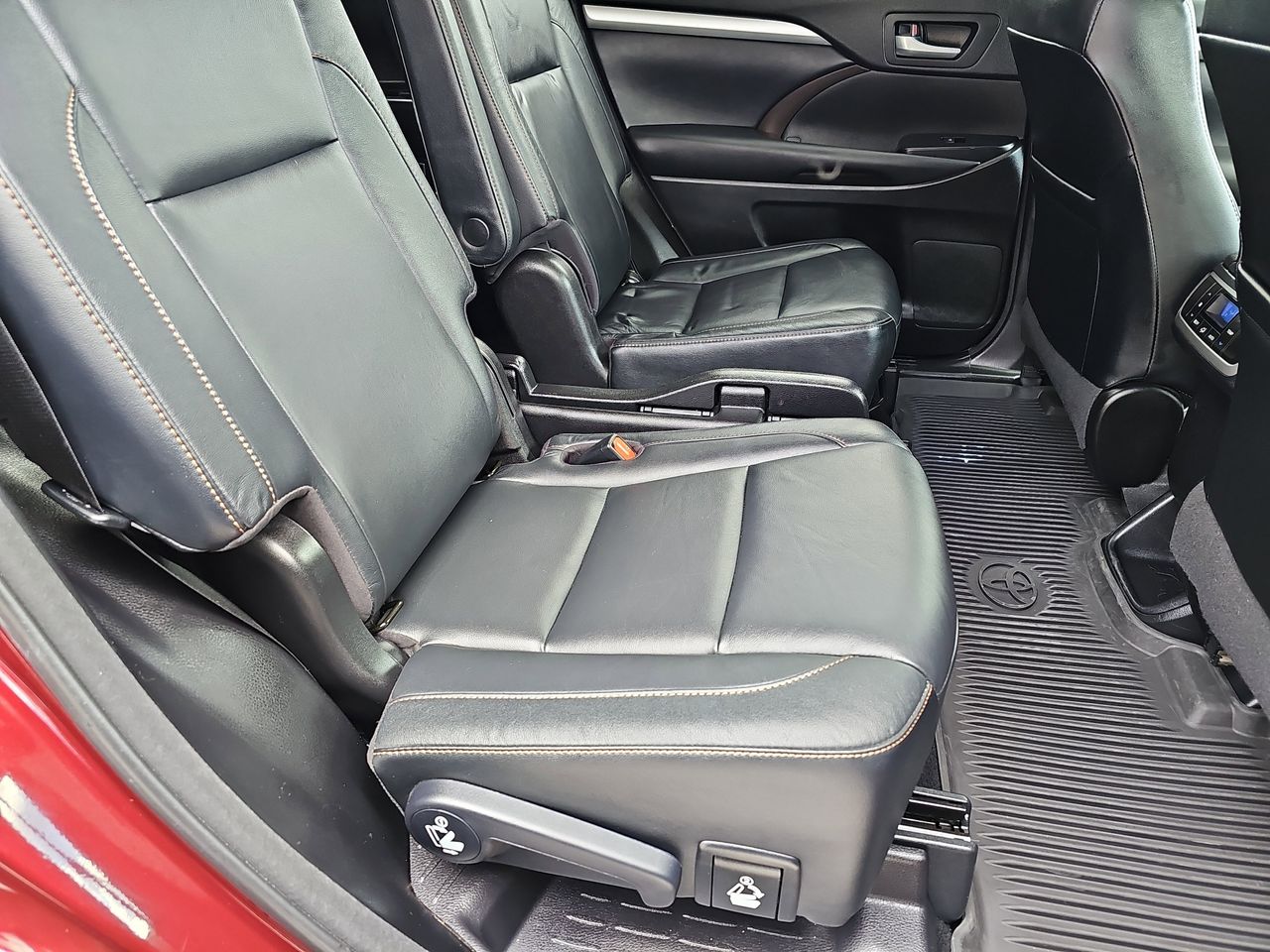 Used 2017 Salsa Red Pearl Toyota XLE image 19