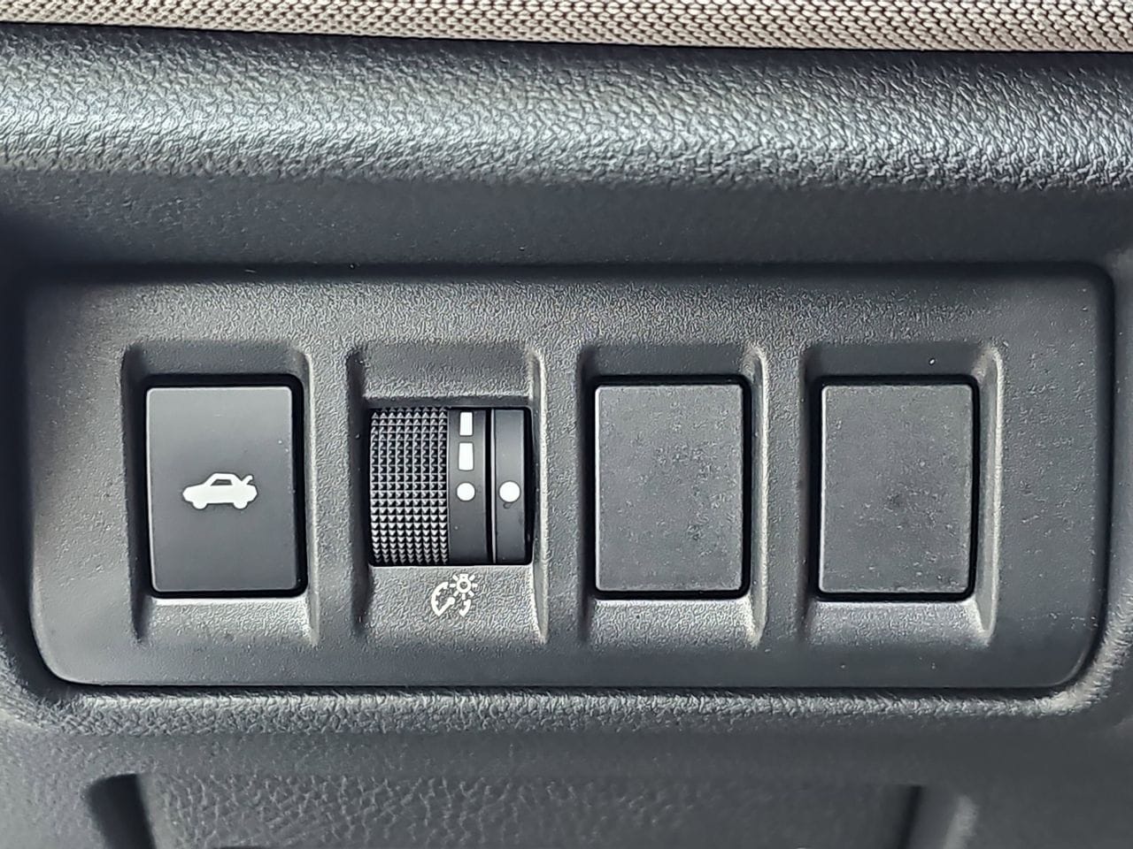 Used 2025 Crystal White Pearl Subaru Premium image 29