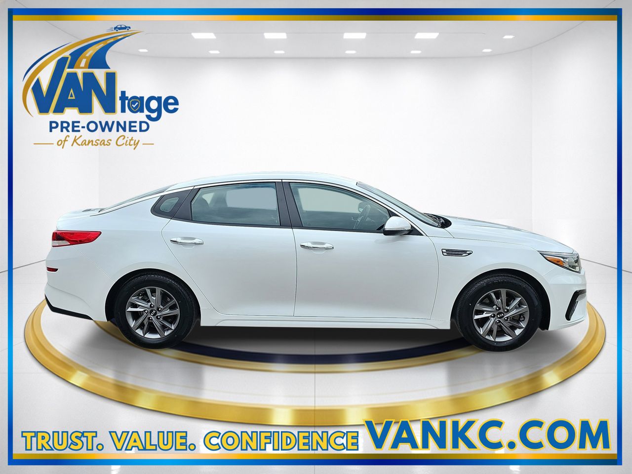 Used 2019 Snow White Pearl Kia LX image 5