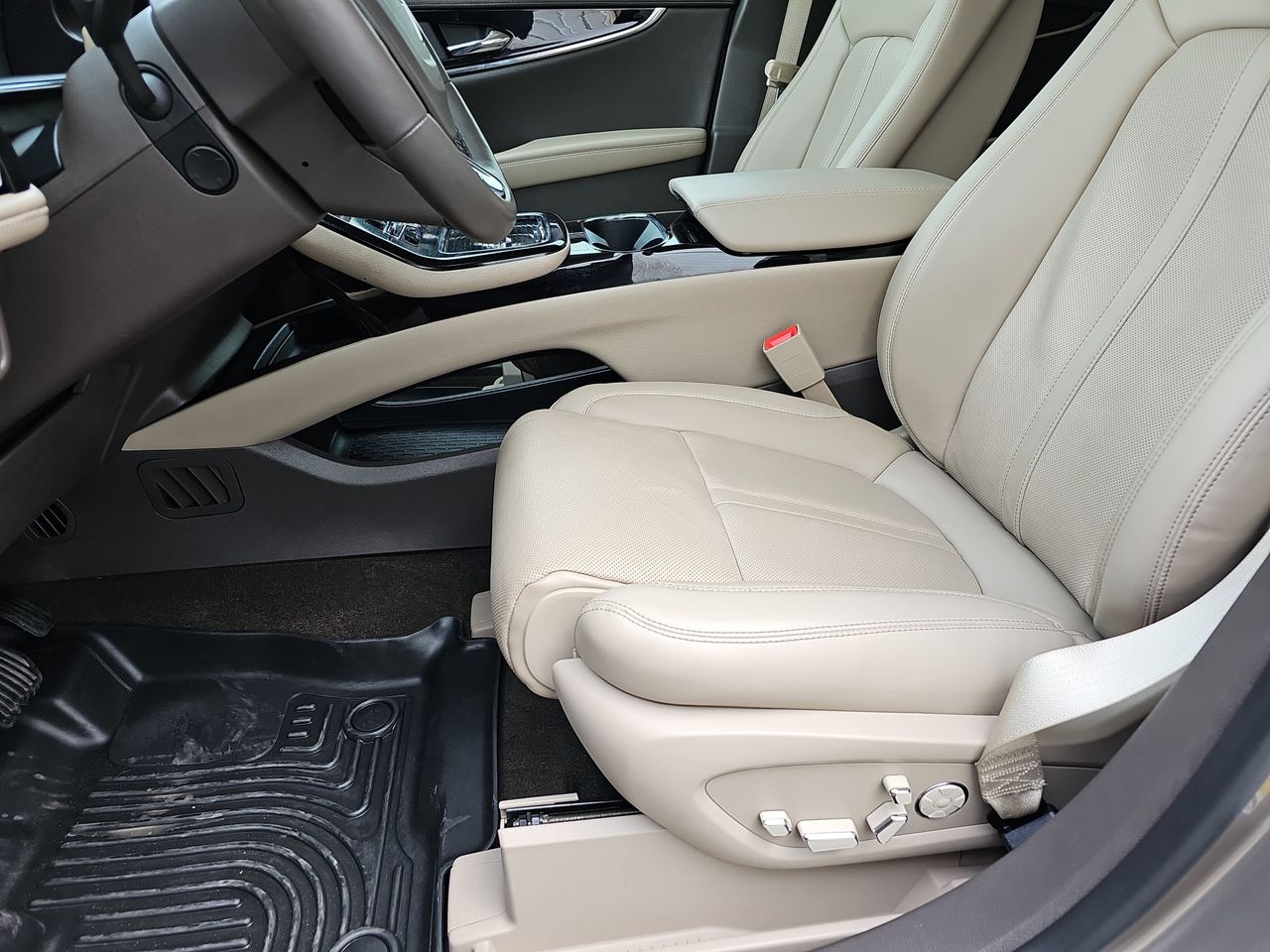 Used 2021 Mocha Lincoln Reserve image 19