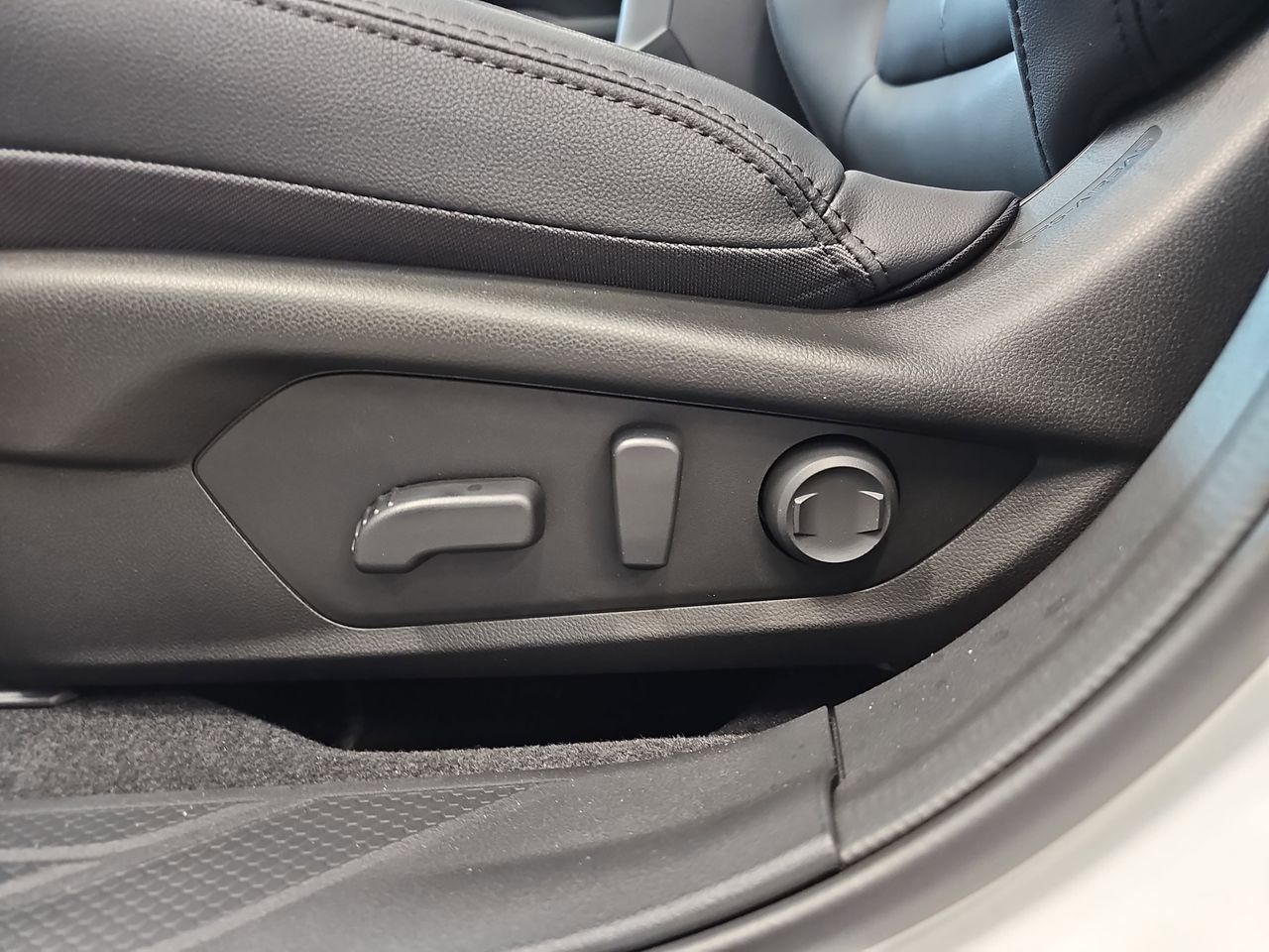 New 2026 Crystal White Pearl Subaru Premium image 29