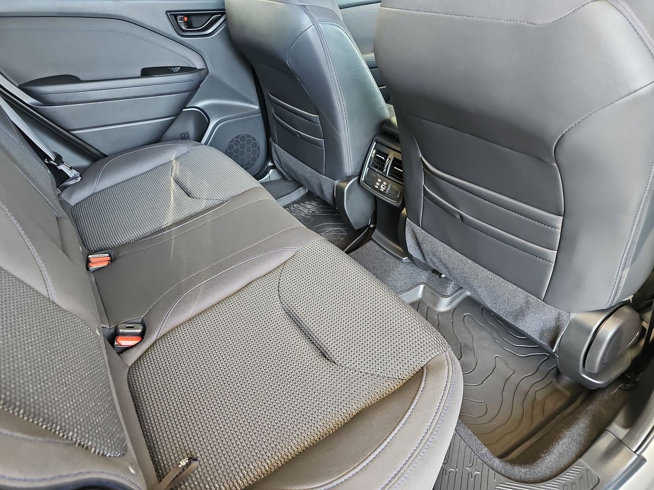 Used 2025 River Rock Pearl Subaru Premium image 14