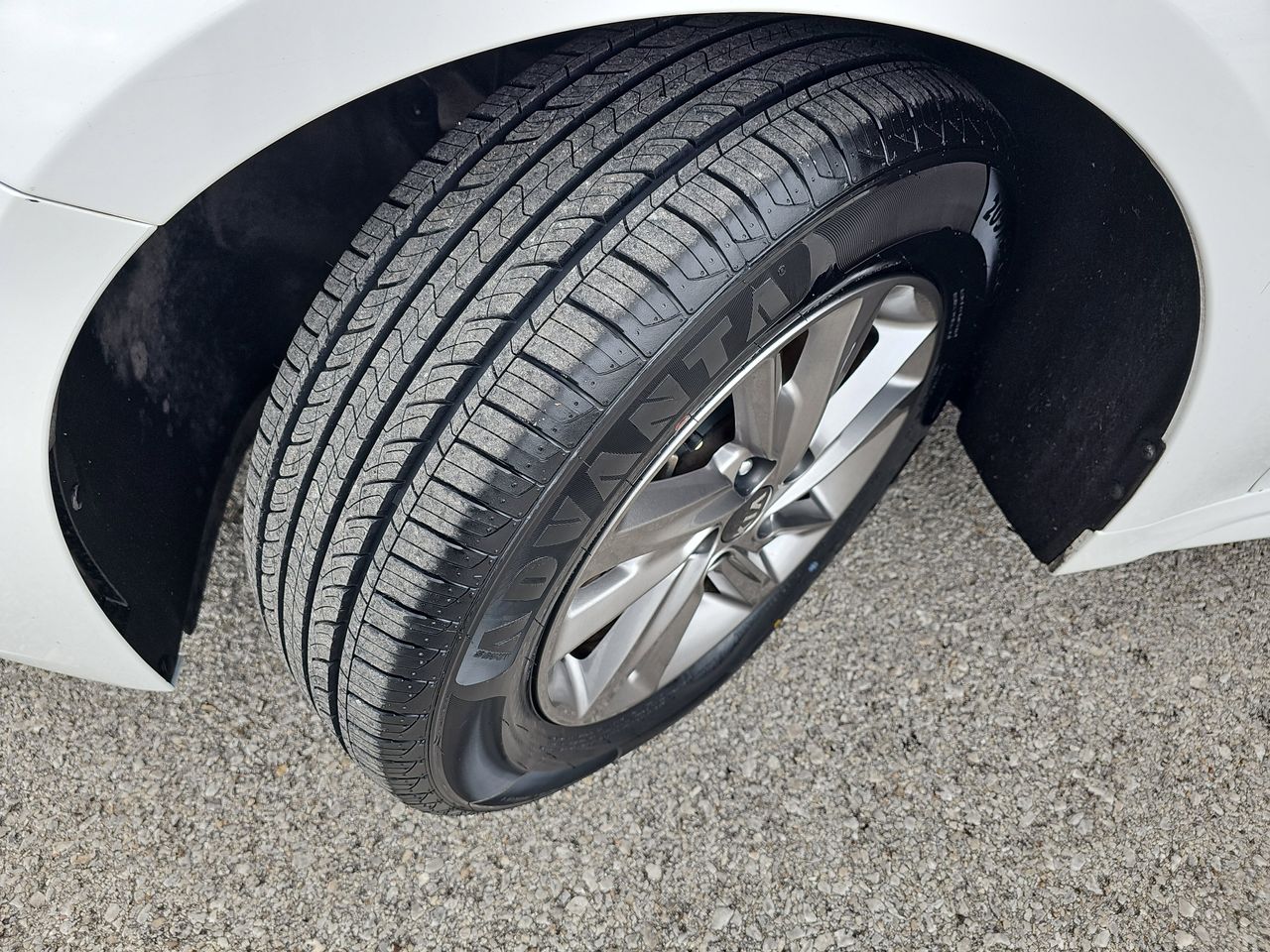 Used 2019 Snow White Pearl Kia LX image 35