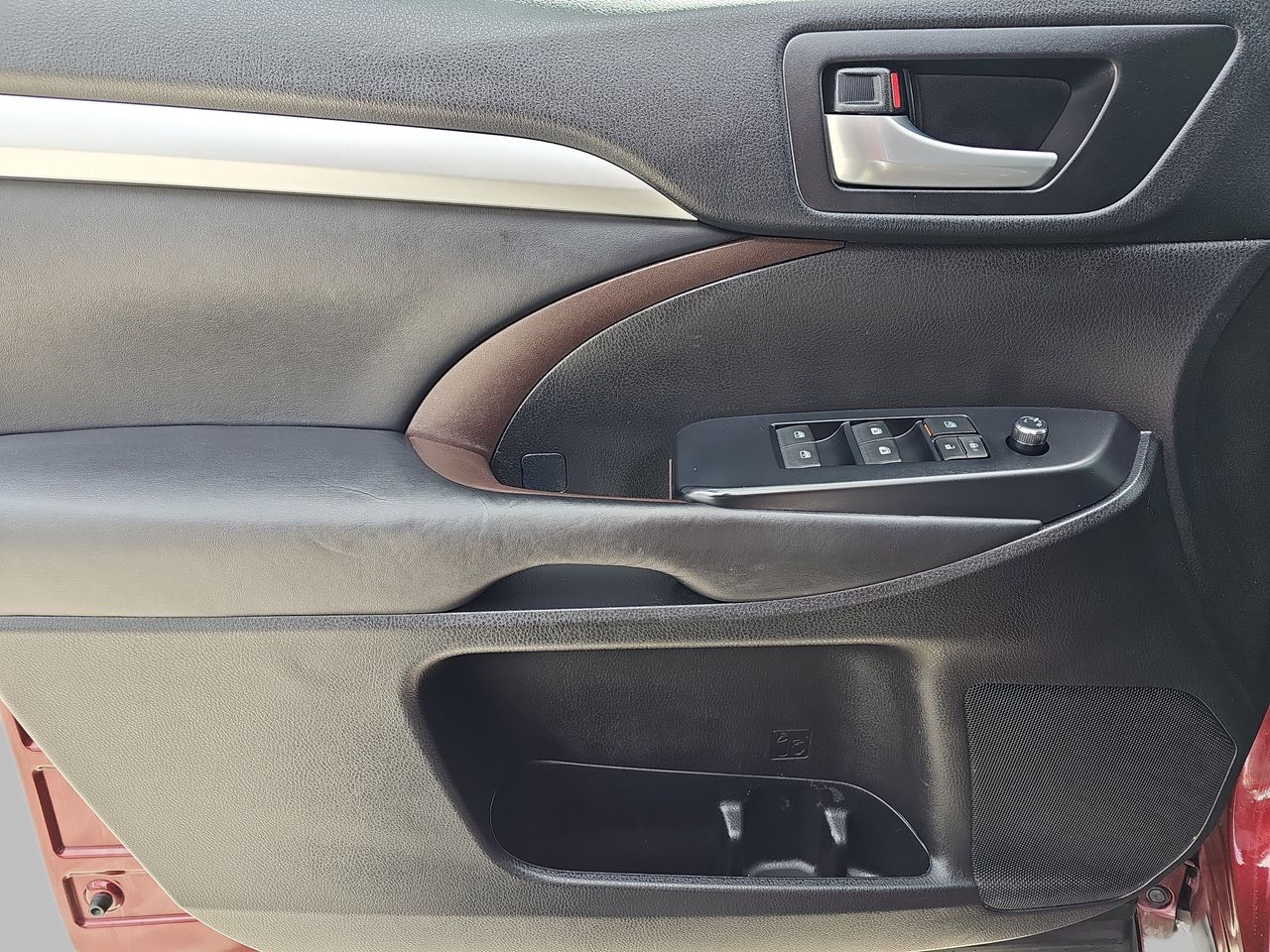 Used 2017 Salsa Red Pearl Toyota XLE image 34