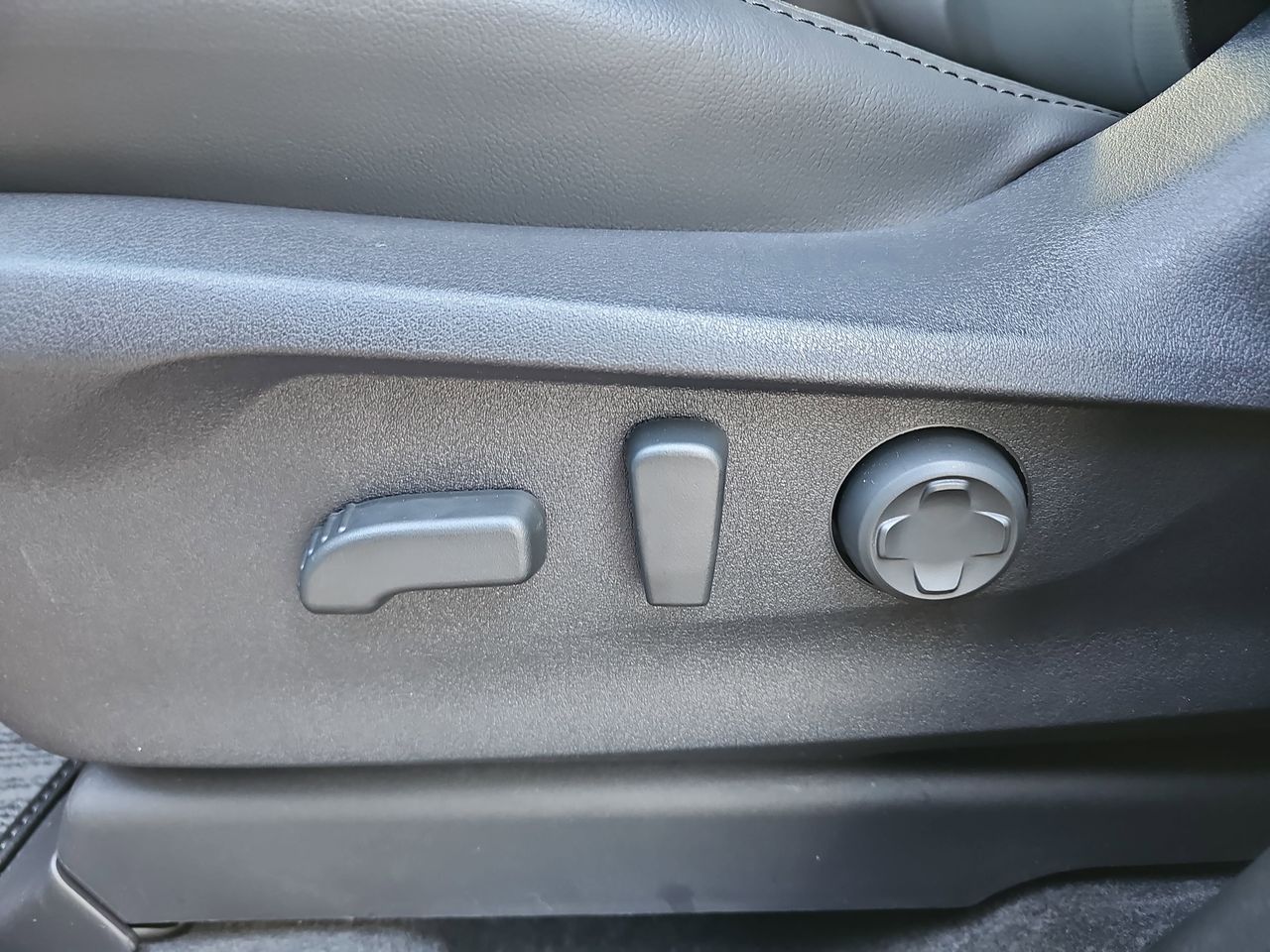 New 2026 Crystal White Pearl Subaru Onyx Edition Touring 7-Passenger image 32