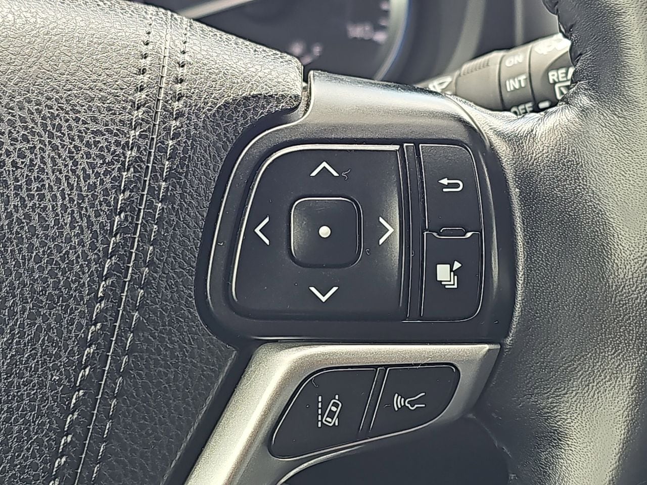 Used 2017 Salsa Red Pearl Toyota XLE image 24