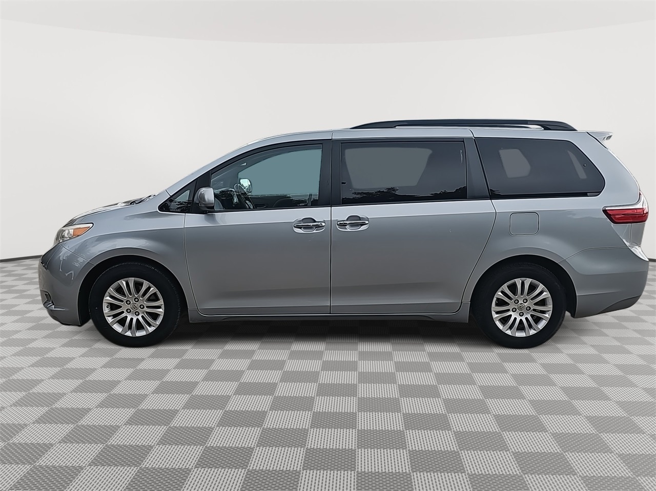 Used 2016 Toyota Sienna XLE with VIN 5TDYK3DC7GS705100 for sale in Kansas City