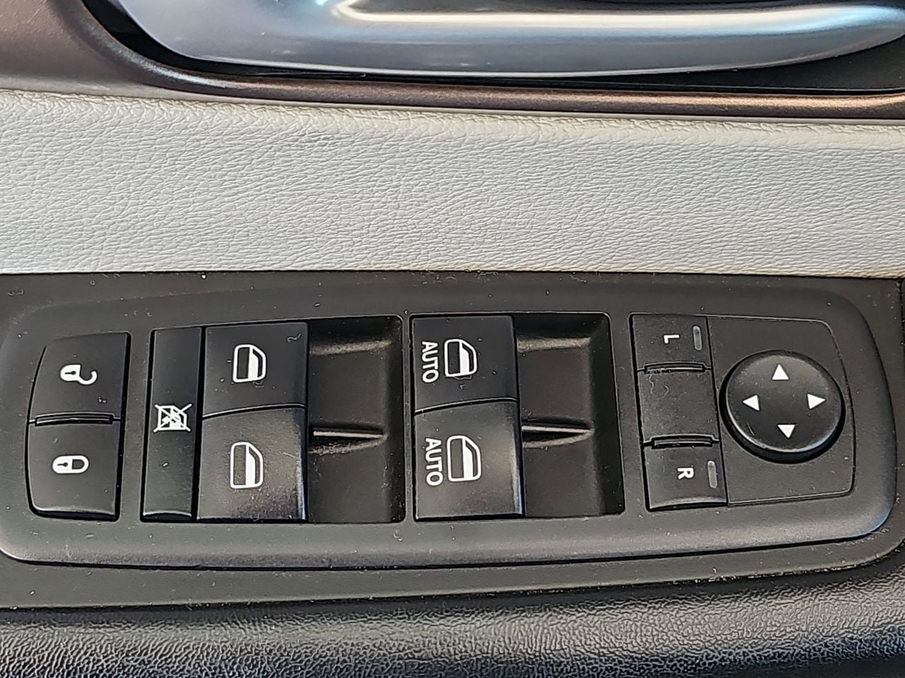 Used 2017 Dark Cordovan Pearlcoat Chrysler Touring L image 33