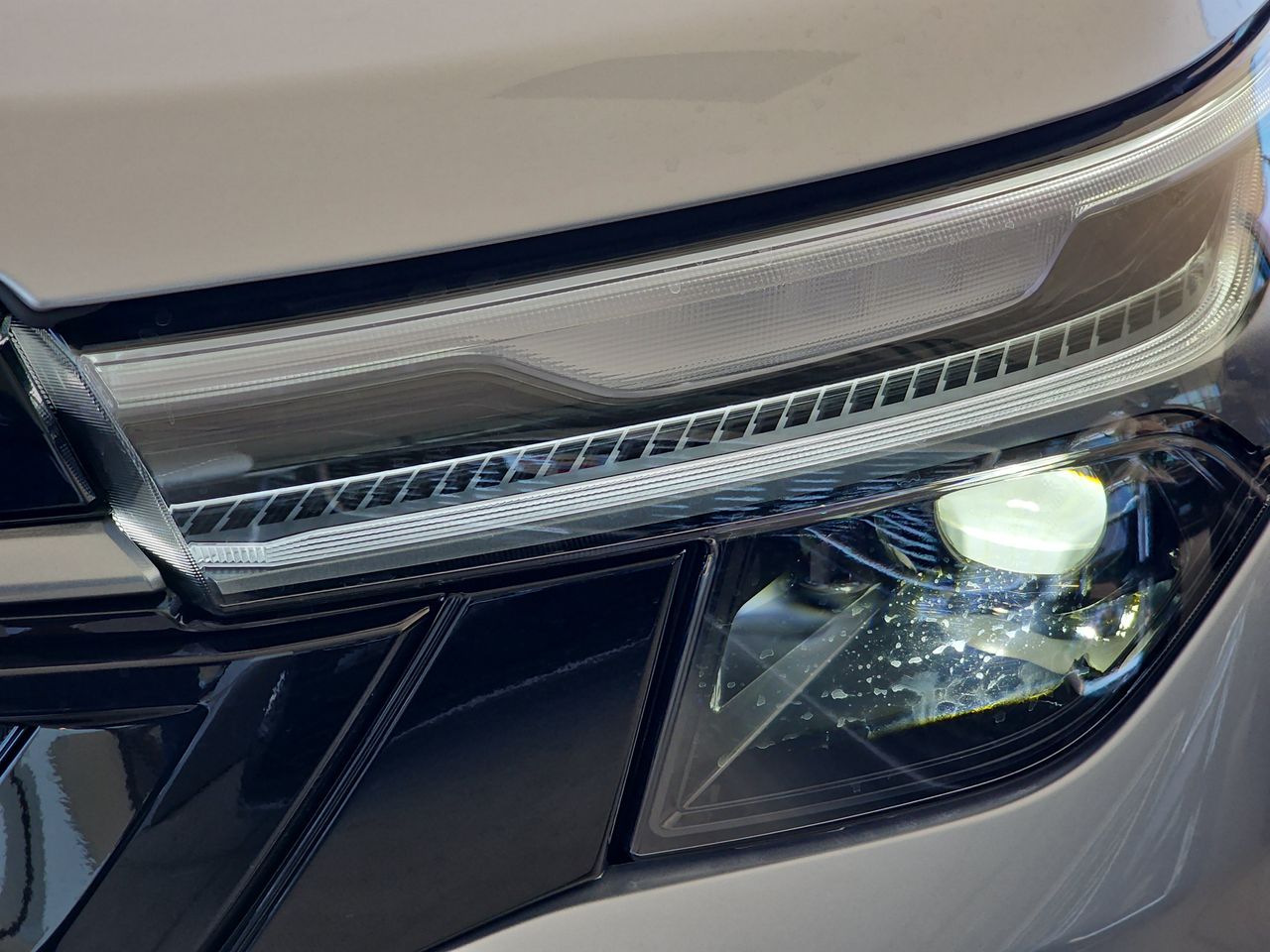 New 2026 Ice Silver/Crystal Black Silica Subaru Touring Hybrid image 34