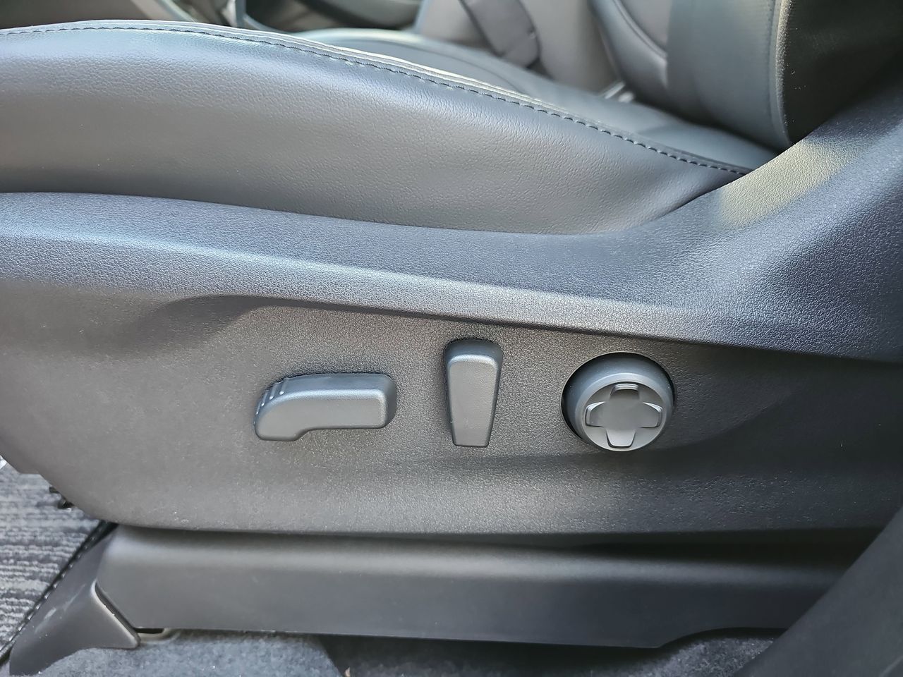 New 2026 Crystal White Pearl Subaru Onyx Edition Touring 7-Passenger image 31