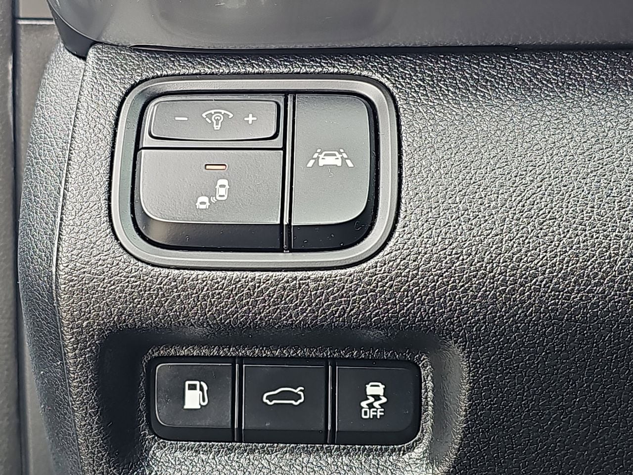 Used 2019 Snow White Pearl Kia LX image 30